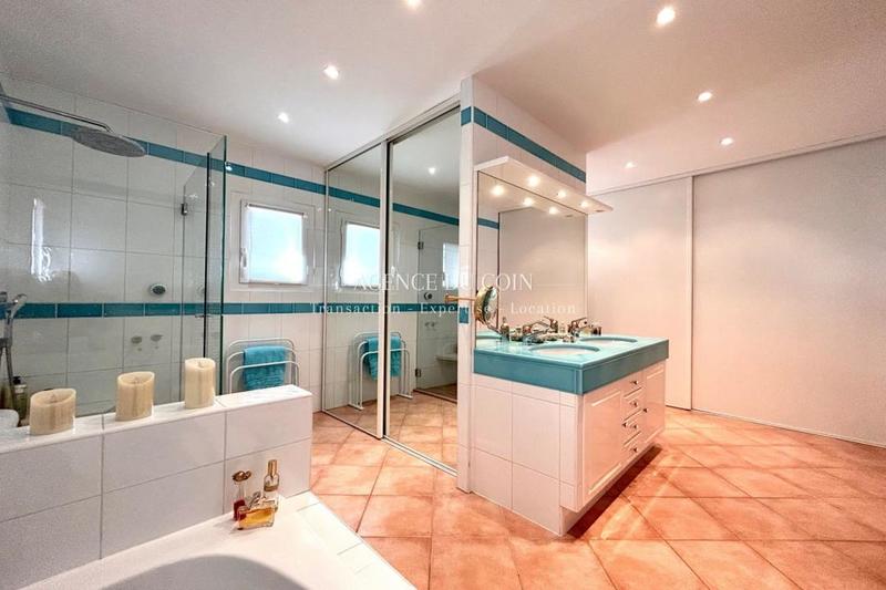 Propriété - 350 m² - 10 pièces