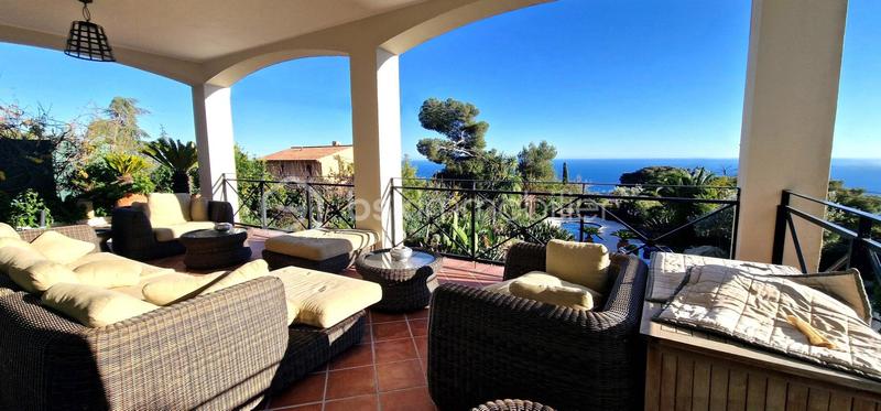 Maison traditionnelle - 241 m² - 6 pièces