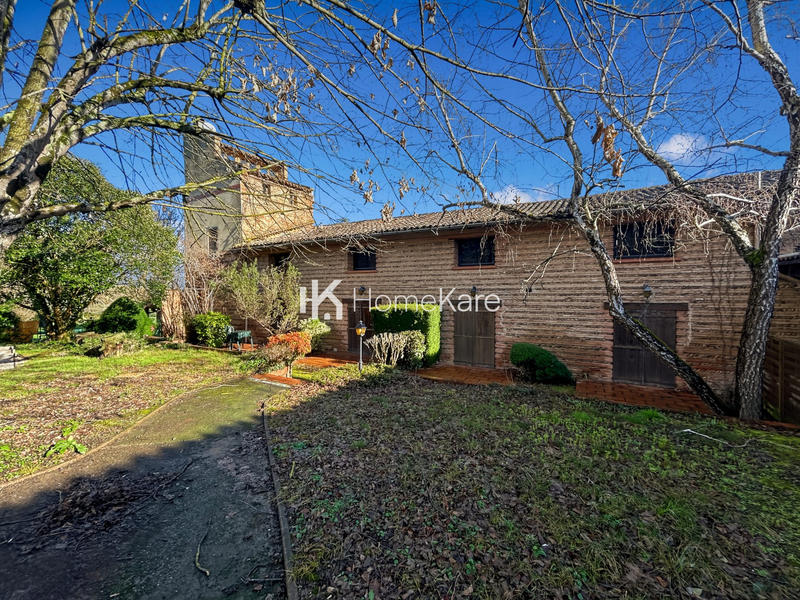 Maison - 1 460 m² - 40 pièces