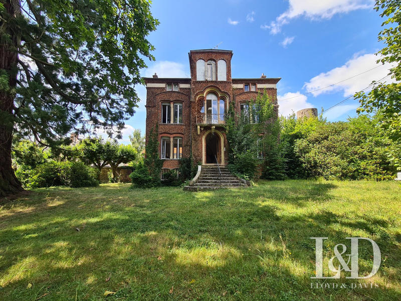 Maison - 230 m² - 13 pièces