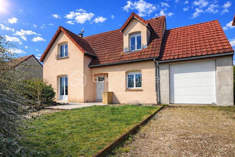 Maison traditionnelle - 151 m² - 6 pièces