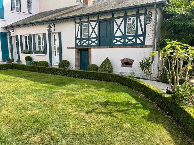 Maison - 300 m² - 9 pièces