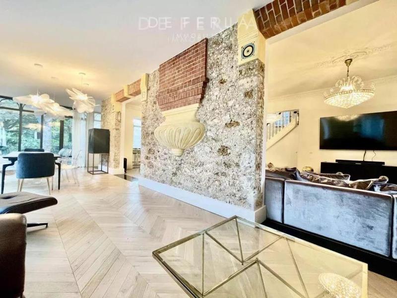 Maison - 276 m² - 8 pièces