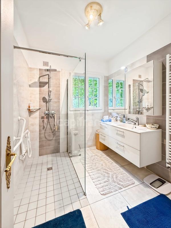 Maison - 180 m² - 8 pièces