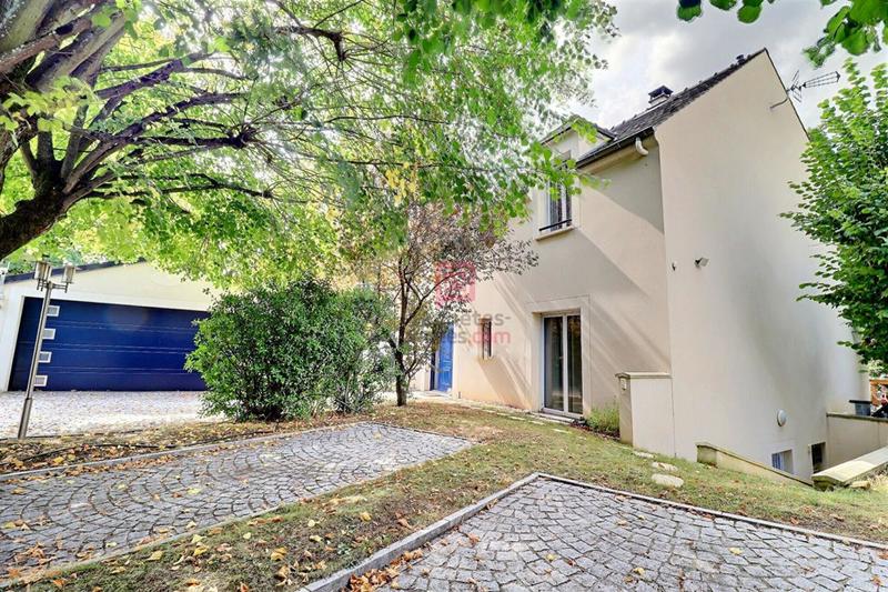 Maison - 250 m² - 10 pièces