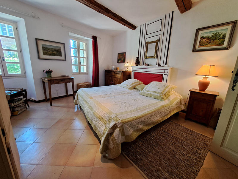 Maison - 241 m² - 9 pièces