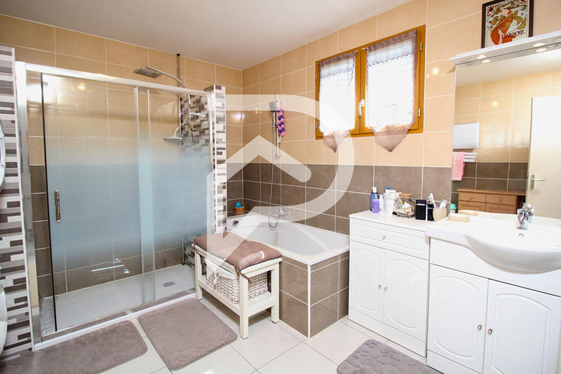 Maison - 180 m² - 6 pièces