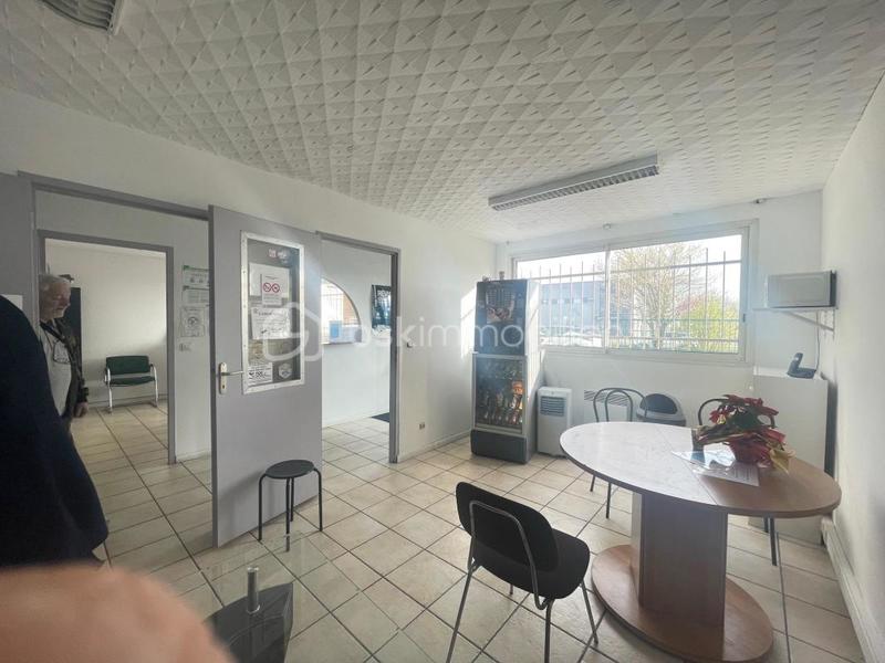 Entrepôt - 2 300 m² - 1 pièce