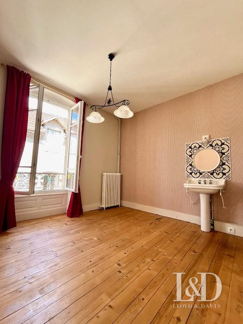 Maison - 237 m² - 10 pièces