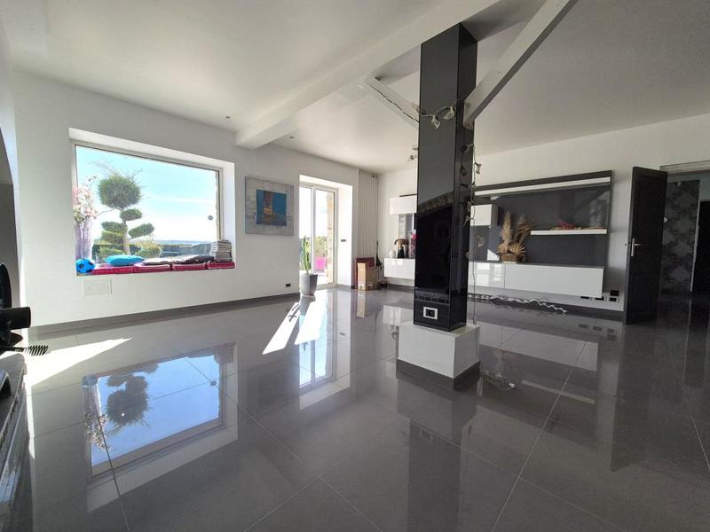 Maison - 245 m² - 7 pièces