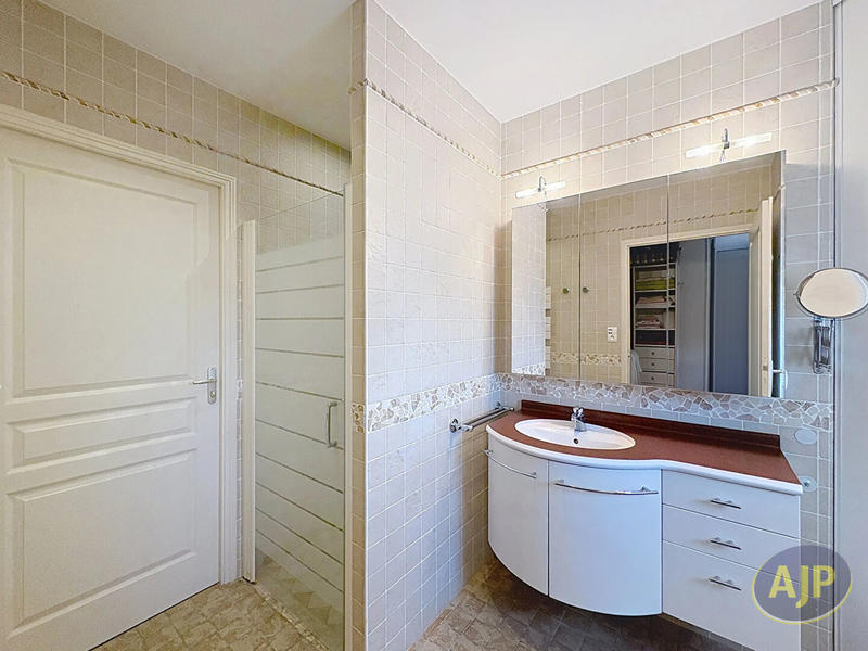 Maison - 205 m² - 8 pièces