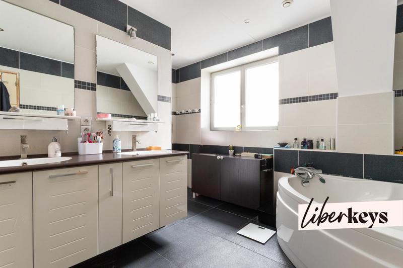 Maison - 208 m² - 8 pièces