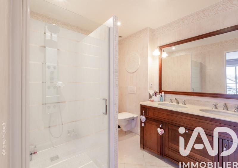 Maison - 740 m² - 15 pièces