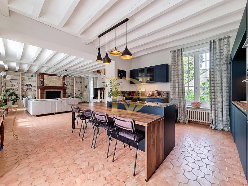 Maison - 250 m² - 10 pièces