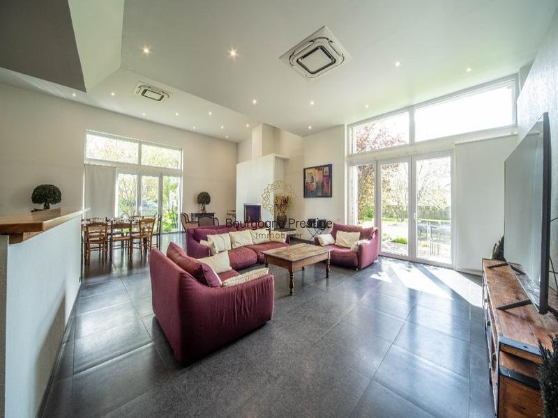 Propriété - 322 m² - 9 pièces