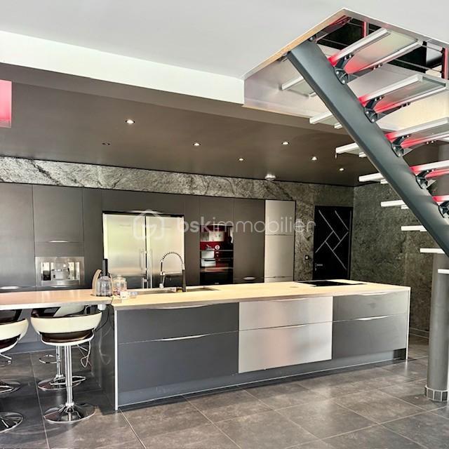 Maison - 330 m² - 8 pièces