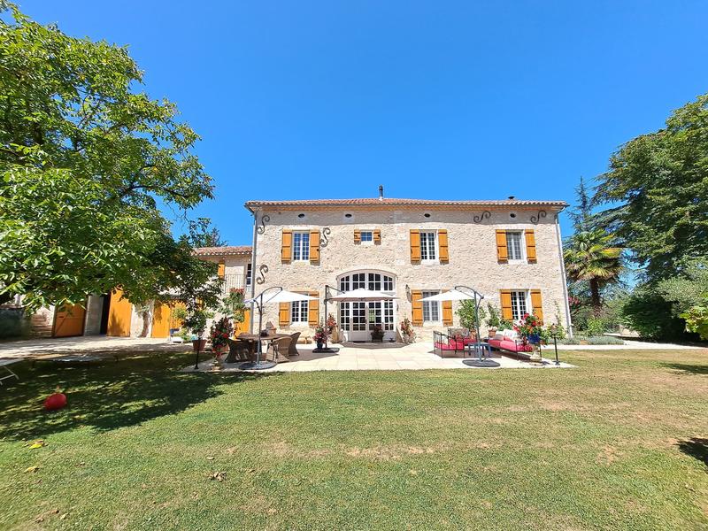 Maison - 432 m² - 10 pièces
