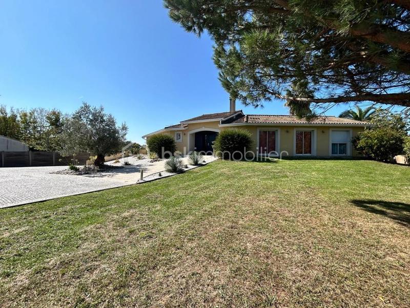 Maison traditionnelle - 201 m² - 7 pièces