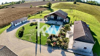 Maison - 956 m² - 10 pièces