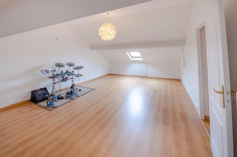 Maison - 300 m² - 16 pièces