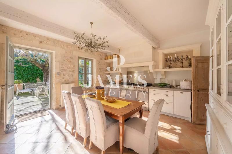 Maison - 360 m² - 8 pièces