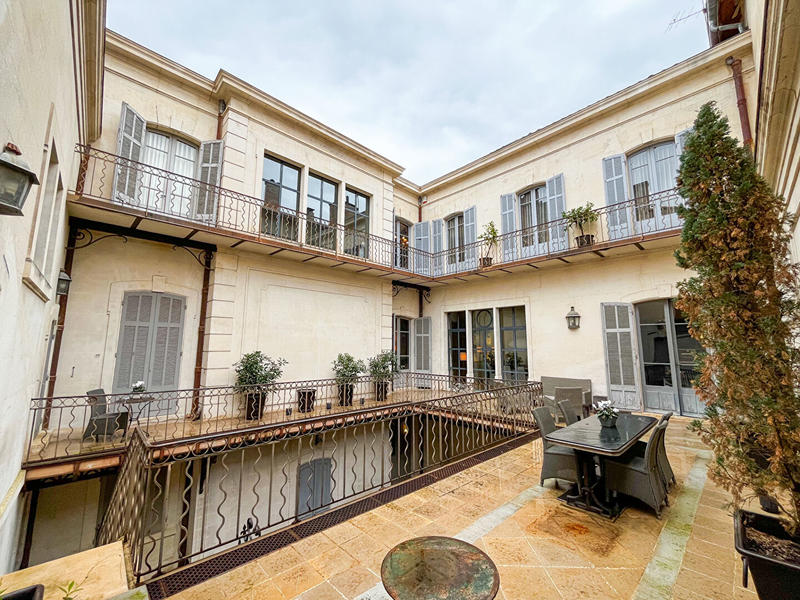 Demeure - 565 m² - 14 pièces