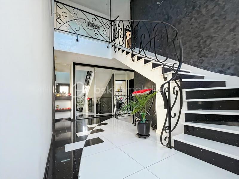 Demeure - 341 m² - 7 pièces