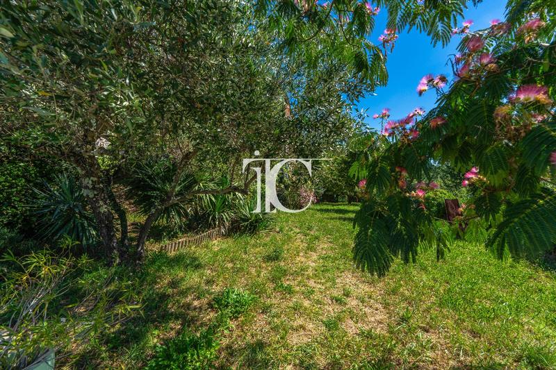 Propriété - 363 m² - 12 pièces