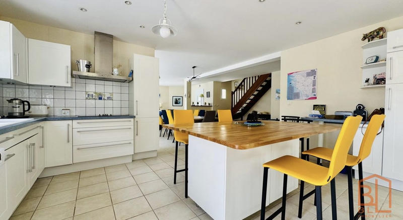 Maison traditionnelle - 274 m² - 11 pièces