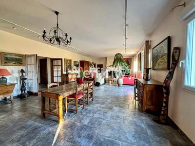 Maison - 256 m² - 8 pièces