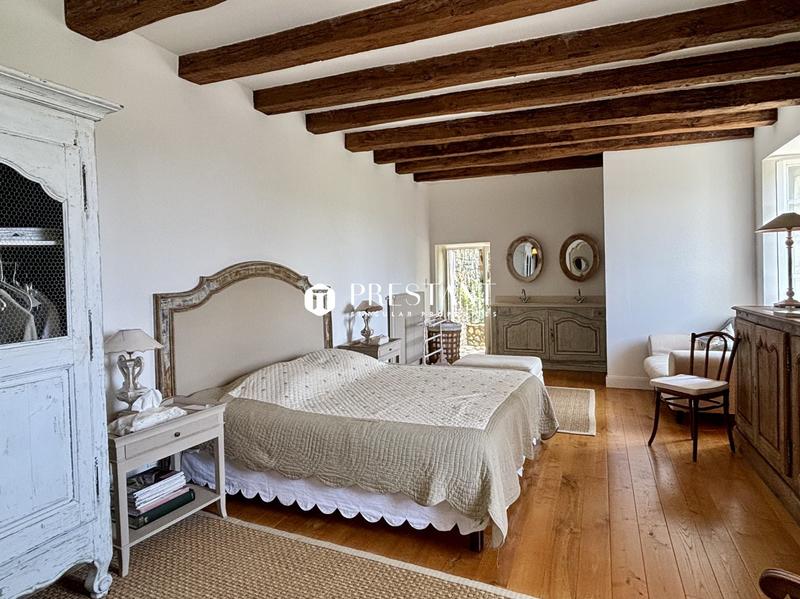 Maison - 250 m² - 8 pièces