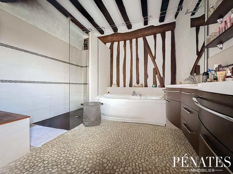 Maison traditionnelle - 295 m² - 6 pièces