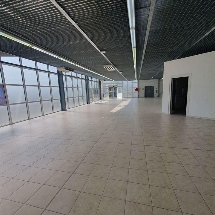 Local commercial - 700 m² - 4 pièces