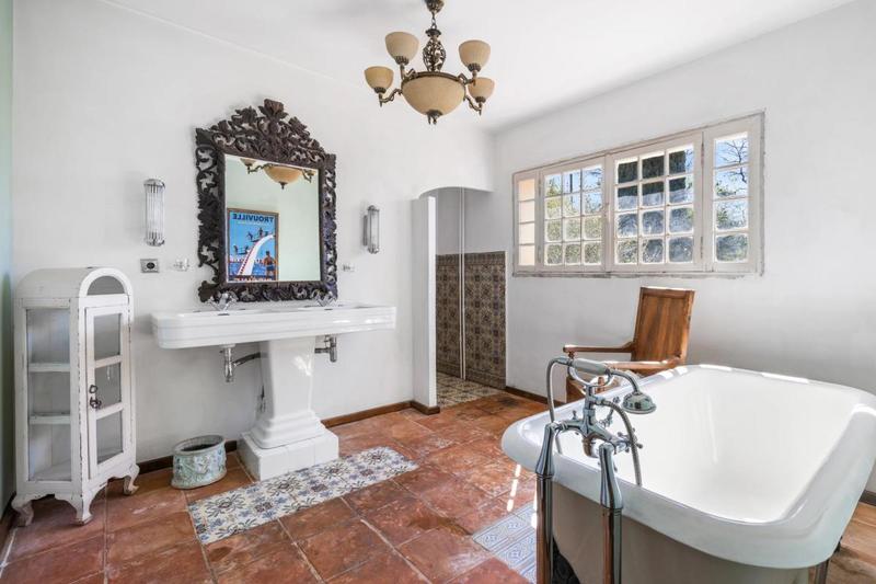 Propriété - 230 m² - 7 pièces