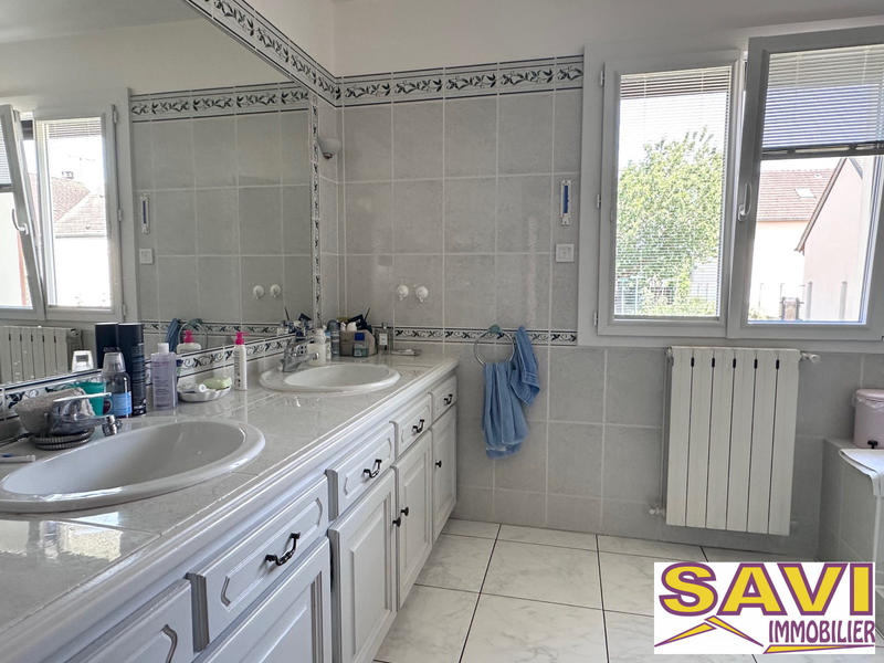 Maison traditionnelle - 174 m² - 8 pièces