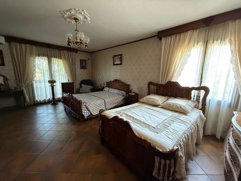 Maison - 320 m² - 5 pièces