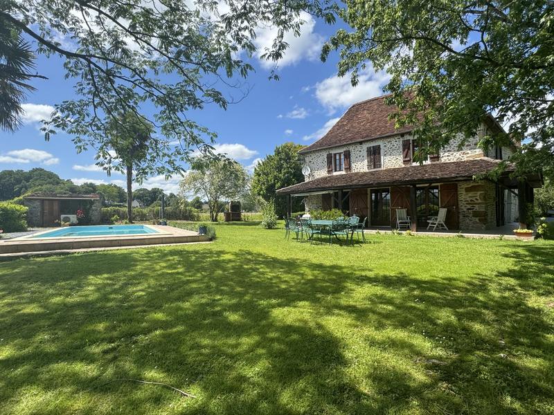 Maison - 235 m² - 8 pièces