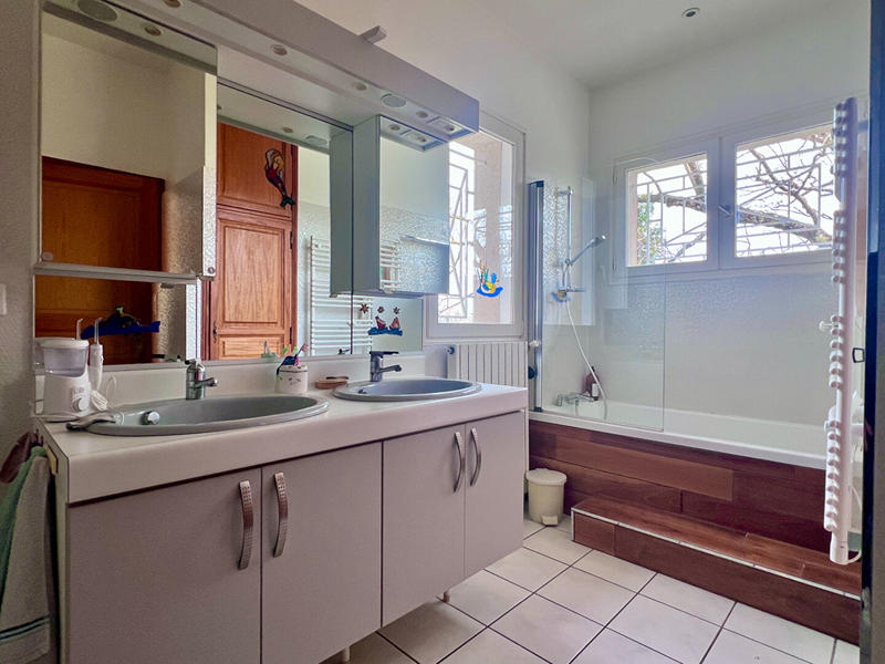 Maison - 210 m² - 6 pièces