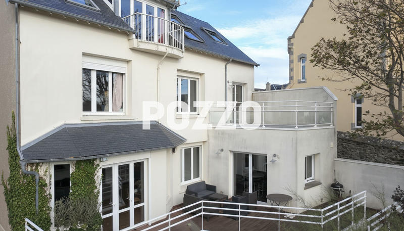 Maison - 240 m² - 9 pièces