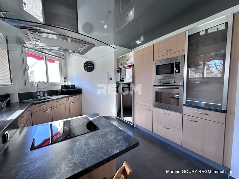 Propriété - 200 m² - 8 pièces