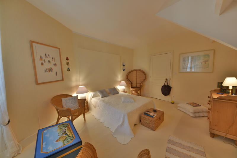 Maison - 260 m² - 9 pièces