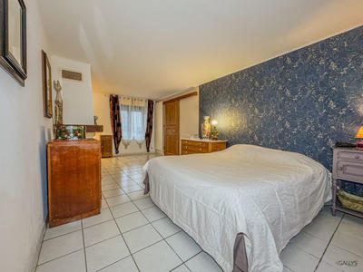 Maison - 256 m² - 8 pièces