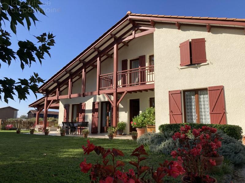 Maison - 192 m² - 10 pièces