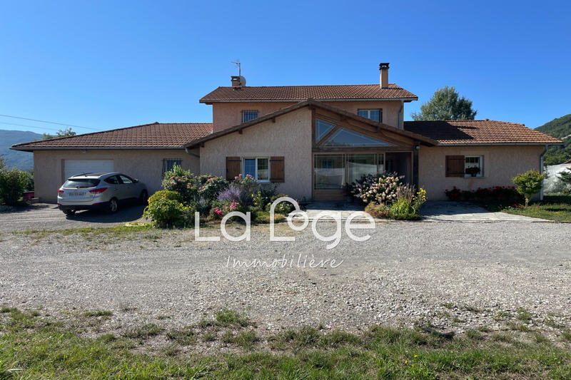 Maison - 224 m² - 7 pièces