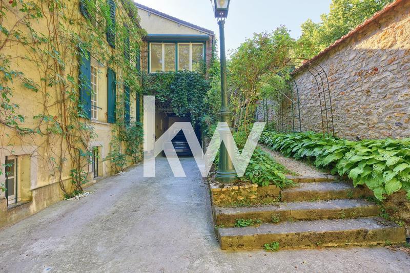 Maison - 351 m² - 8 pièces