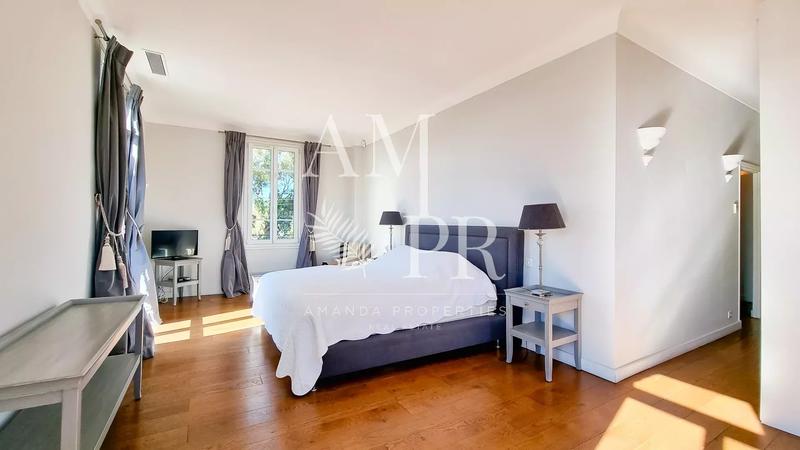 Villa - 270 m² - 8 pièces