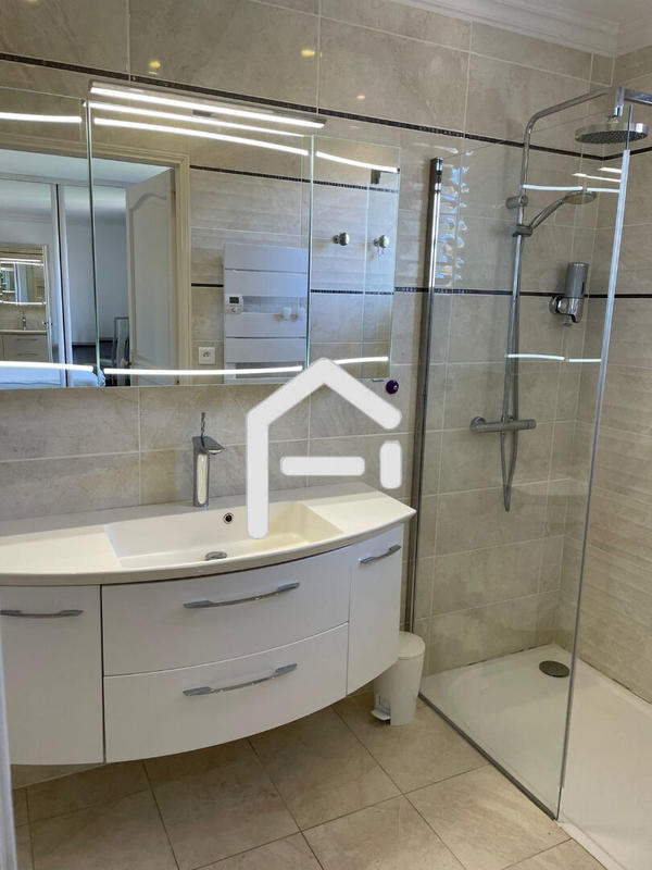 Maison de ville - 220 m² - 9 pièces