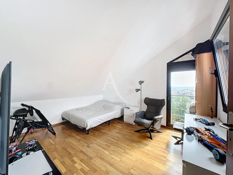 Maison - 225 m² - 8 pièces