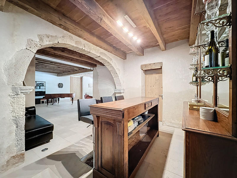 Propriété - 650 m² - 20 pièces