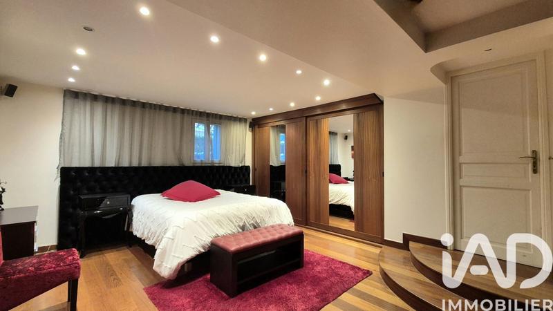 Maison - 230 m² - 7 pièces